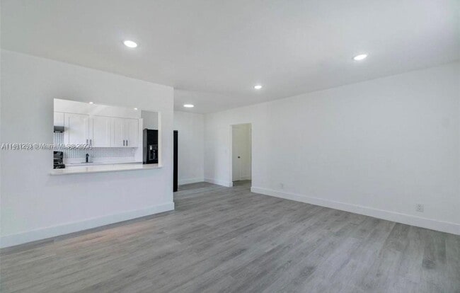 Foto del edificio - 7800 Byron Ave