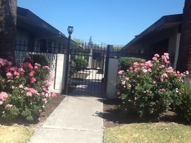 Building Photo - Fourplex For Rent in Fresno