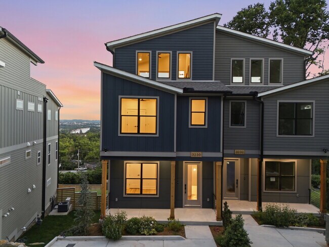 Building Photo - "Spacious 4-Bed, 4.5 bath, AMAZING views, fenced in yard