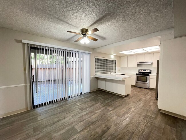 Foto del edificio - 6531 Lake Park Dr