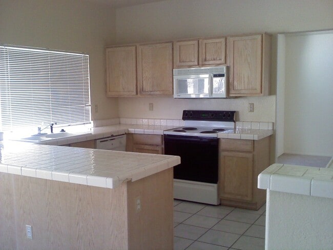 Building Photo - MUST SEE HOME IN AVONDALE WITH POOL!