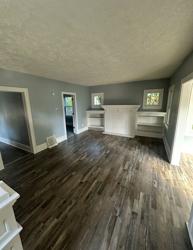 Foto del edificio - 4 Bed / 1 Bath Updated Floors & First-Floor Bedroom!