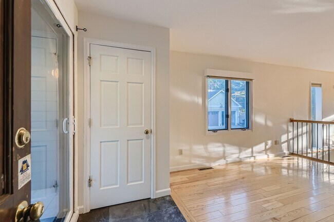 Building Photo - ***$1000 off 1st Month's Rent and 1/2 off Security Deposit*** Two Story Condominium Prime Locatio...