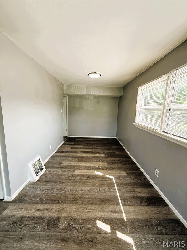Building Photo - 323 Shepley Dr