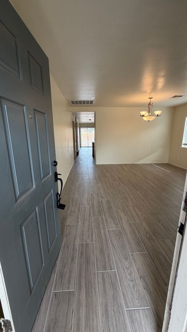 Foto del edificio - Two Story Home with NEW tile and a large backyard!