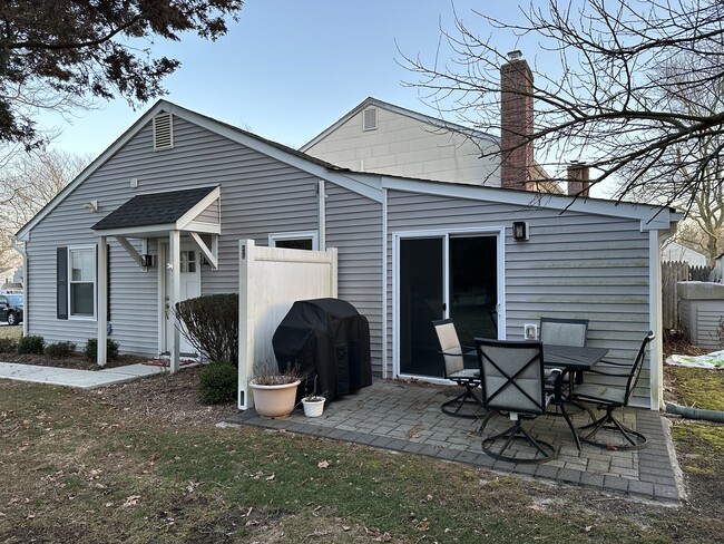 Private patio w/ bbq and patio set - 10 Sharpsburg Ct