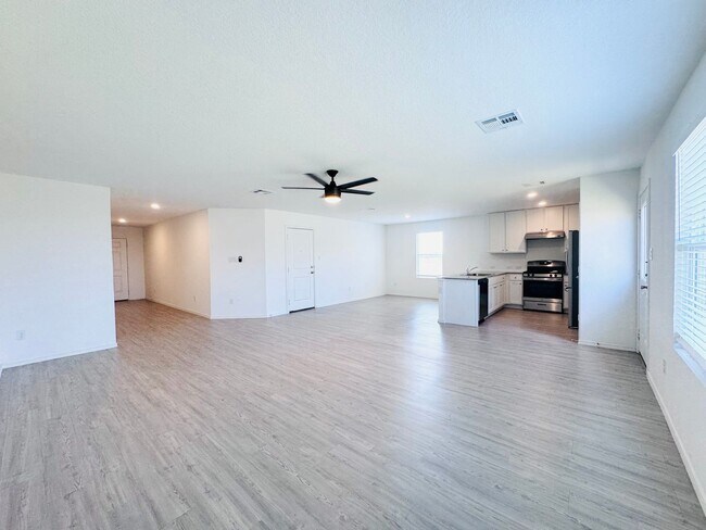 Building Photo - 4bd 2.5 ba in New Braunfels