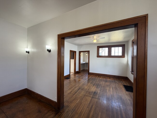 Building Photo - 403 Pine St