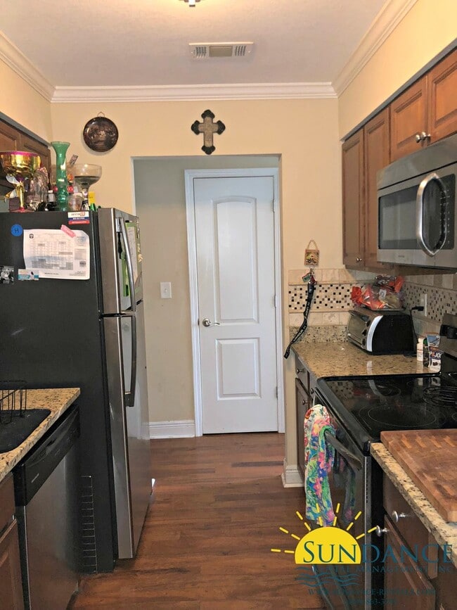 Building Photo - Amazing 2 Bedroom Home with Sparkling In-G...