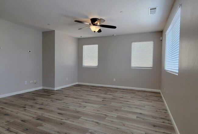 Foto del edificio - Canyon Hills 2 Story, 4BD, 2.5BA Lake Elsi...