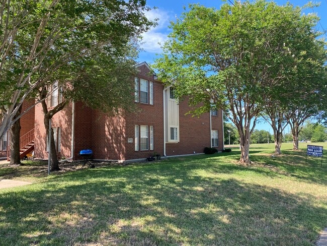 Building Photo - 907 Balcones Dr