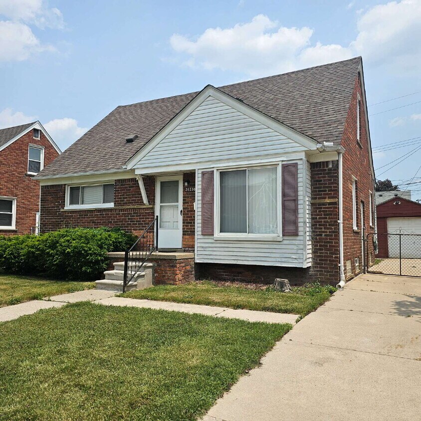 Primary Photo - 3 Bedroom Bungalow w/ New Carpet Through O...