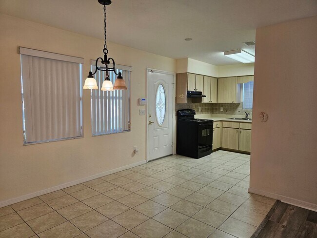 Building Photo - (2/2 Turkey Creek Forest)