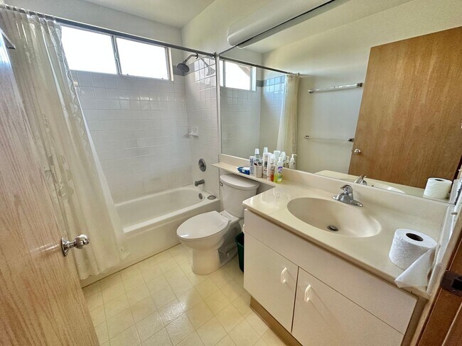 Building Photo - 3 Bedroom / 2 Bath Townhouse in Iao Parkside!