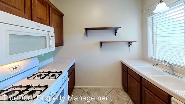 Building Photo - 3 br, 2.5 bath House - 1555 Orange Ave. Un...