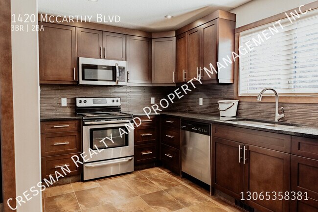 Photo du bâtiment - 3 bedrooms, 1.5 baths, double car garage