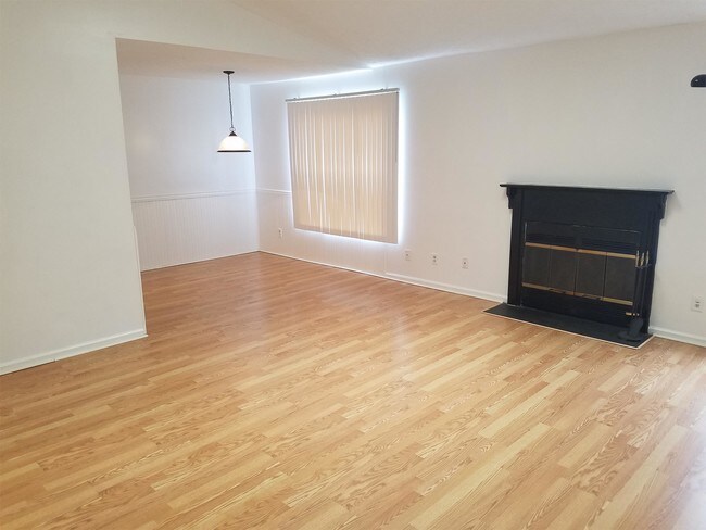 Foto del edificio - 1424 Deerpond Ln