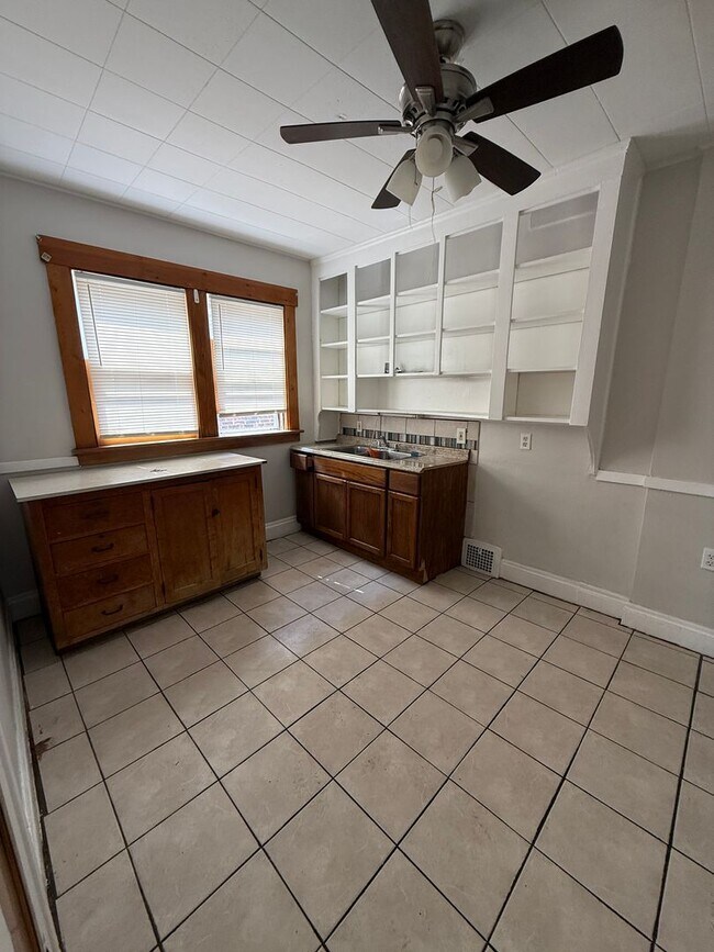 Foto del edificio - 1566 W 116th St