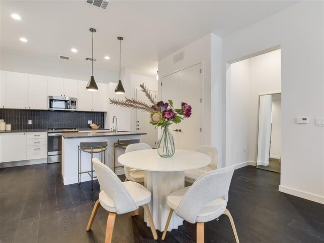 Building Photo - 800 Embassy Dr