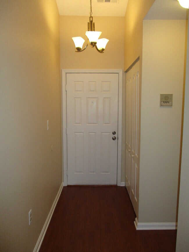 Foto del edificio - Top Floor 2BR/2BA Fully Updated Condo in E...