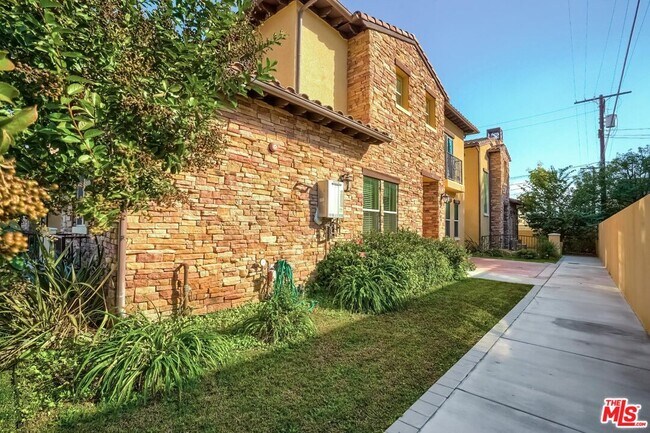 Foto del edificio - 9468 Woodruff Ave