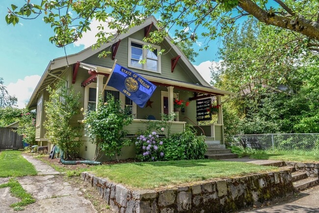Building Photo - Delightful Remodeled Alberta Arts 3 Bed/2 Bath Bungalow