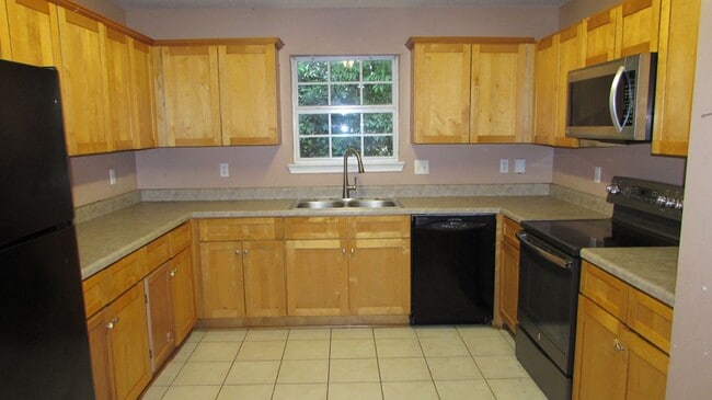 Building Photo - 3 BEDROOM DUPLEX