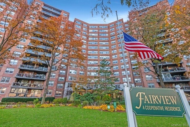 Foto del edificio - 61-20 Grand Central Pkwy