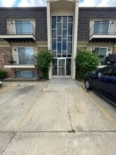 Building Photo - 2019 Benson Gardens Blvd