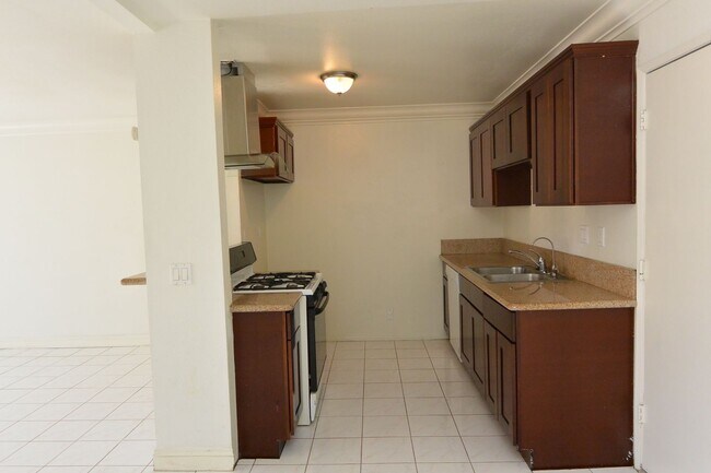 Building Photo - Garden Grove 3 bedroom 2 1/2 bathroom Town...