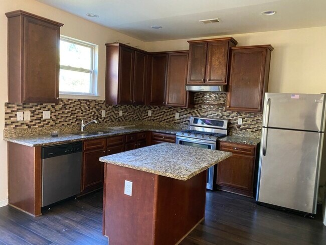 Building Photo - Beautiful home located near Highway 400 ac...