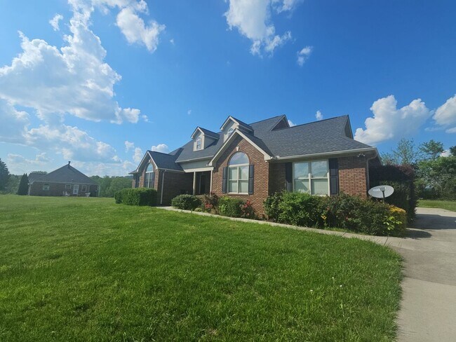 Foto del edificio - Bright 3-Bedroom Home with Sun Room, Fireplace & Two-Car Garage