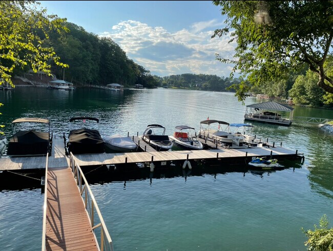 Foto del edificio - 704 Loran Pointe Cir