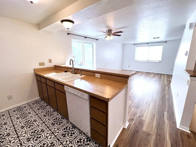 Building Photo - 3316 Riverside Dr