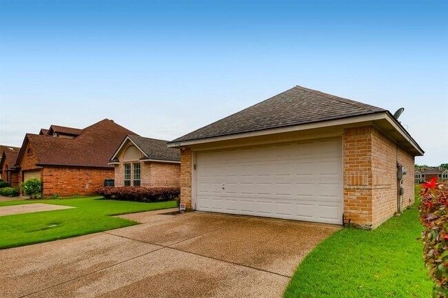 Building Photo - 5930 River Bend Dr