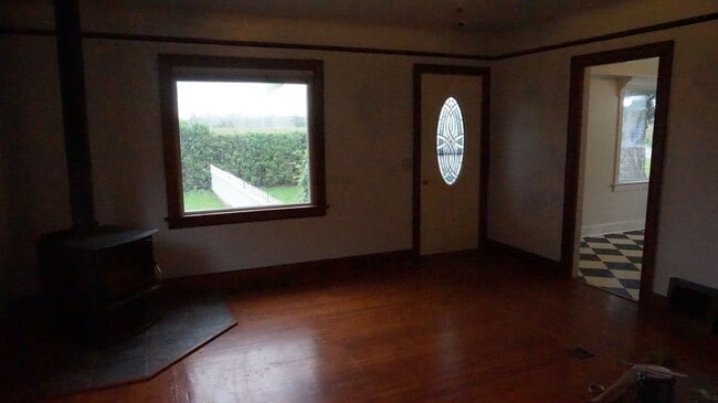 Building Photo - Country living yet close to city for all the conveniences