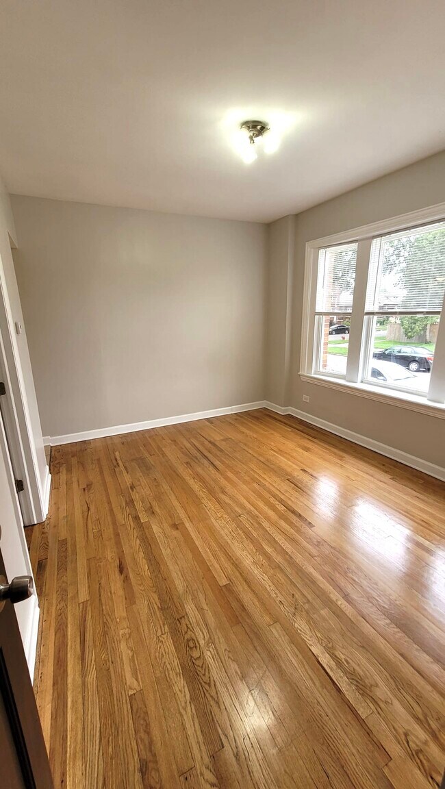 Building Photo - 6836 W Wrightwood Ave