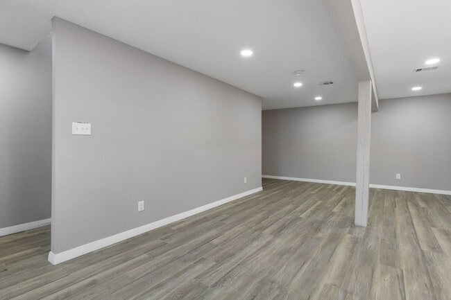 Building Photo - 3-Bedrooms and 2.5-Bathroom House - Convenient Living Near Oak Cliff & Downtown Dallas