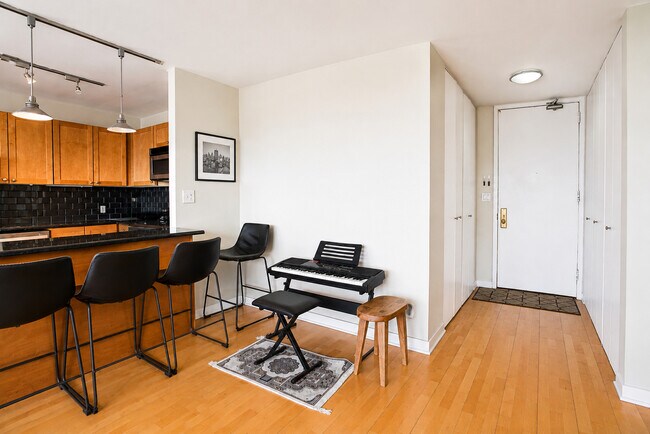 Foto del edificio - 655 W Irving Park Rd