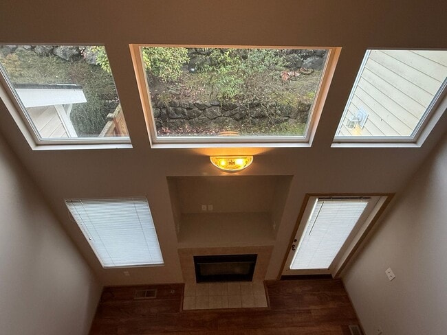 Building Photo - 2 STORY 3 BED 2.5 BA TOWNHOME IN SILVERDALE