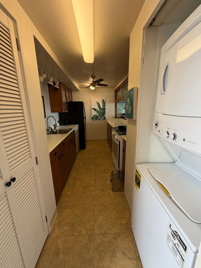 Building Photo - 2405 Kalaniana'ole Street #507