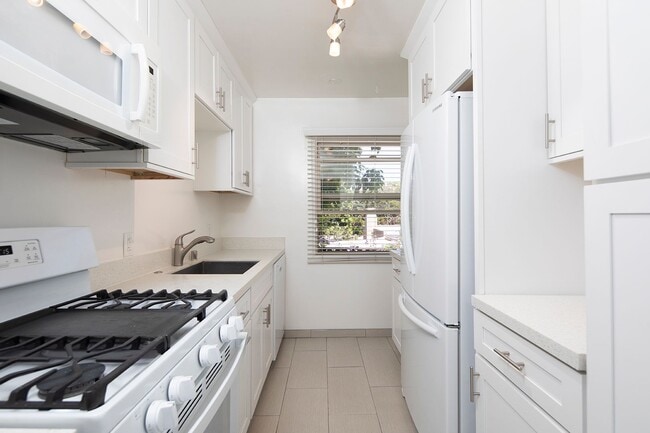 Building Photo - Beautiful 2 Bedroom in La Jolla Village wi...