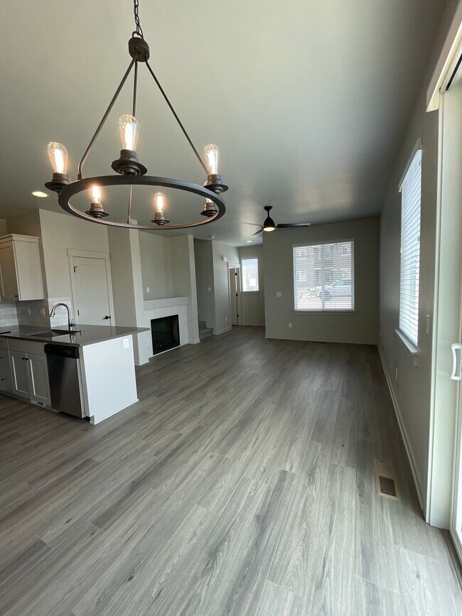 Foto del edificio - Townhome in Dry Canyon Community in NW Red...