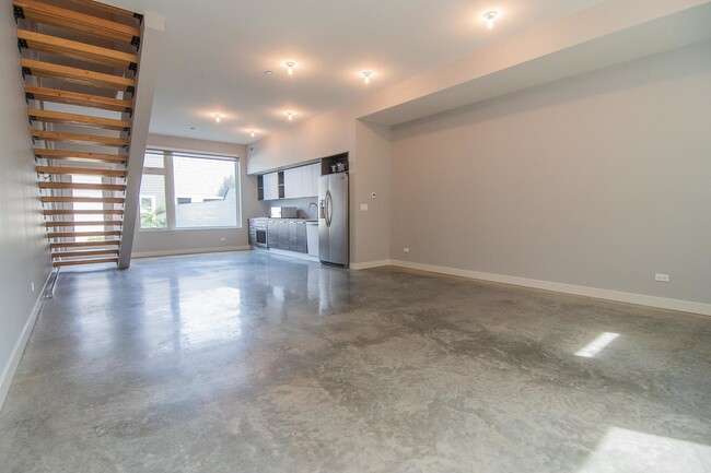 Foto del edificio - 2651 N Hamlin Ave