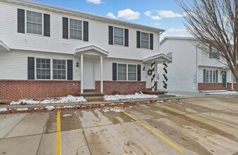 Building Photo - 121 Crossing Dr