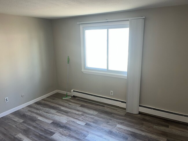 Bright and sunny bedroom - 215 Mammoth Rd