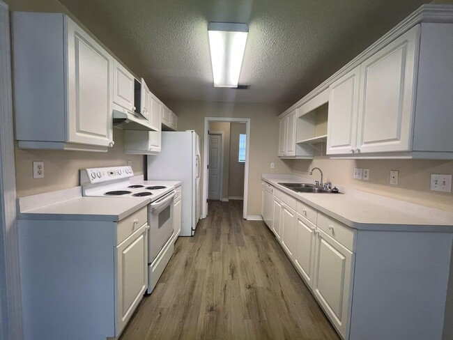 Building Photo - 240 Westview Dr