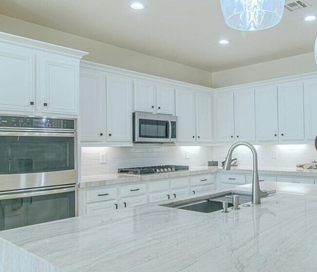 Foto del edificio - BEAUTIFUL 2 STORY 5 BEDROOM 4 FULL BATHROO...