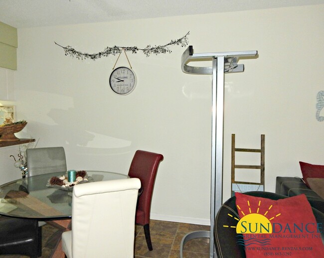 Building Photo - Quaint 2 Bedroom Condo in Miramar Beach!
