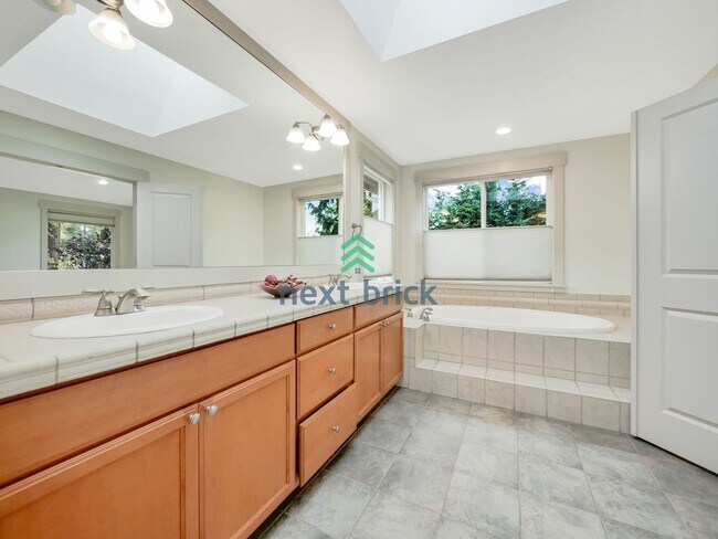 Foto del edificio - 4 bedroom, 2.5 Bathroom, 3 car garage Craf...